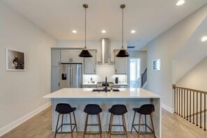 冷蔵庫、電子レンジ、オーブン、コンロ