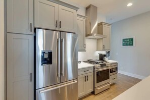 冷蔵庫、電子レンジ、オーブン、コンロ