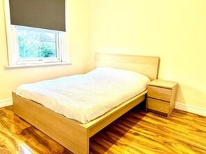 3 bedrooms, free WiFi, bed sheets - Family House in Eastleigh (Eastleigh)