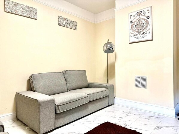 Living area - Family House in Eastleigh (Eastleigh)