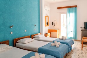 Classic Triple Room | In-room safe - Dilino Hotel (Santorini)