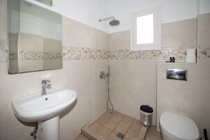 Economy Twin Room | Bathroom