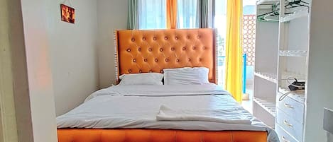 1 habitación, tabla de planchar con plancha, wifi gratis y ropa de cama