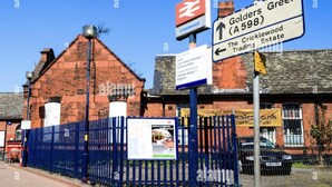 Ein Schilder an einer Bahnhaltestelle mit Hinweisen nach Golders Green und zum Cricklewood Estate.