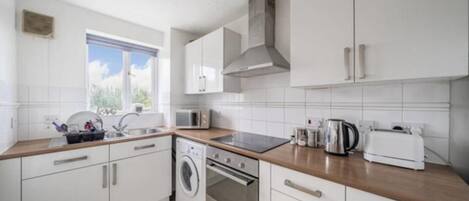 Departamento | Cocina privada | Refrigerador, microondas, horno y parrilla de estufa