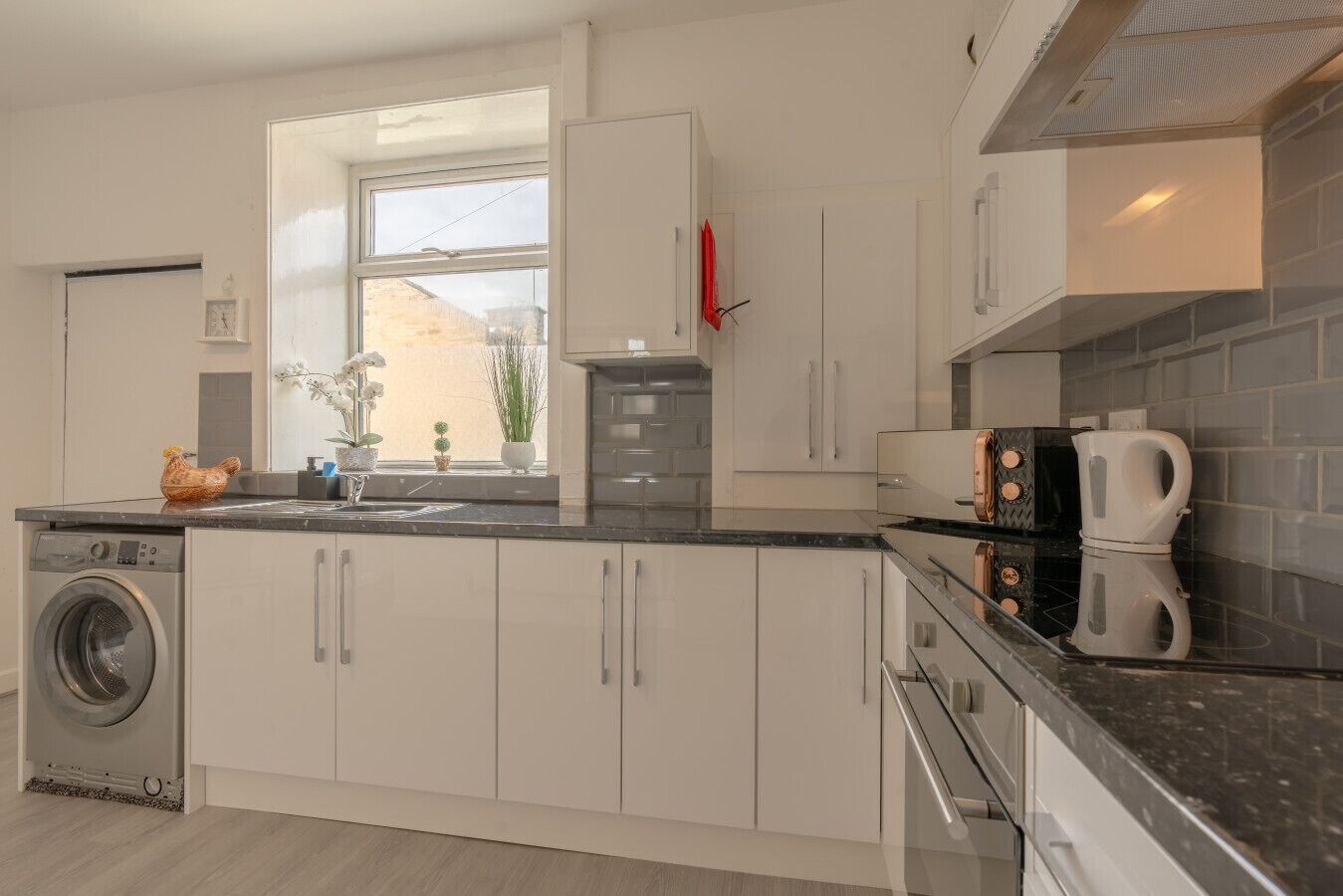 Kjøleskap, mikrobølgeovn, ovn og kokeplater