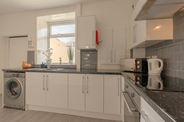 Fridge, microwave, oven, stovetop