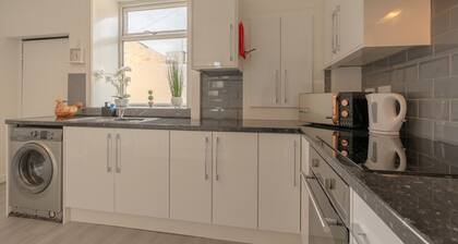 Nearby Station and Motorway links