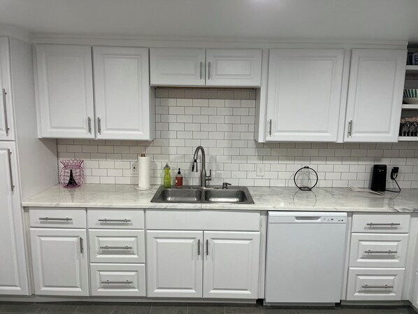 Kylskåp, mikrovågsugn, ugn och spishäll