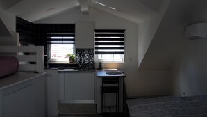 A compact kitchen with a window, a sink, and a countertop. - ChezGyka Feel at Home! (Viseu)