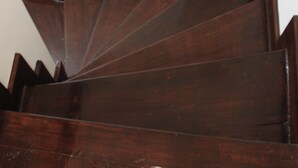 A wooden staircase with a handrail and a white wall at the top. - ChezGyka Feel at Home! (Viseu)