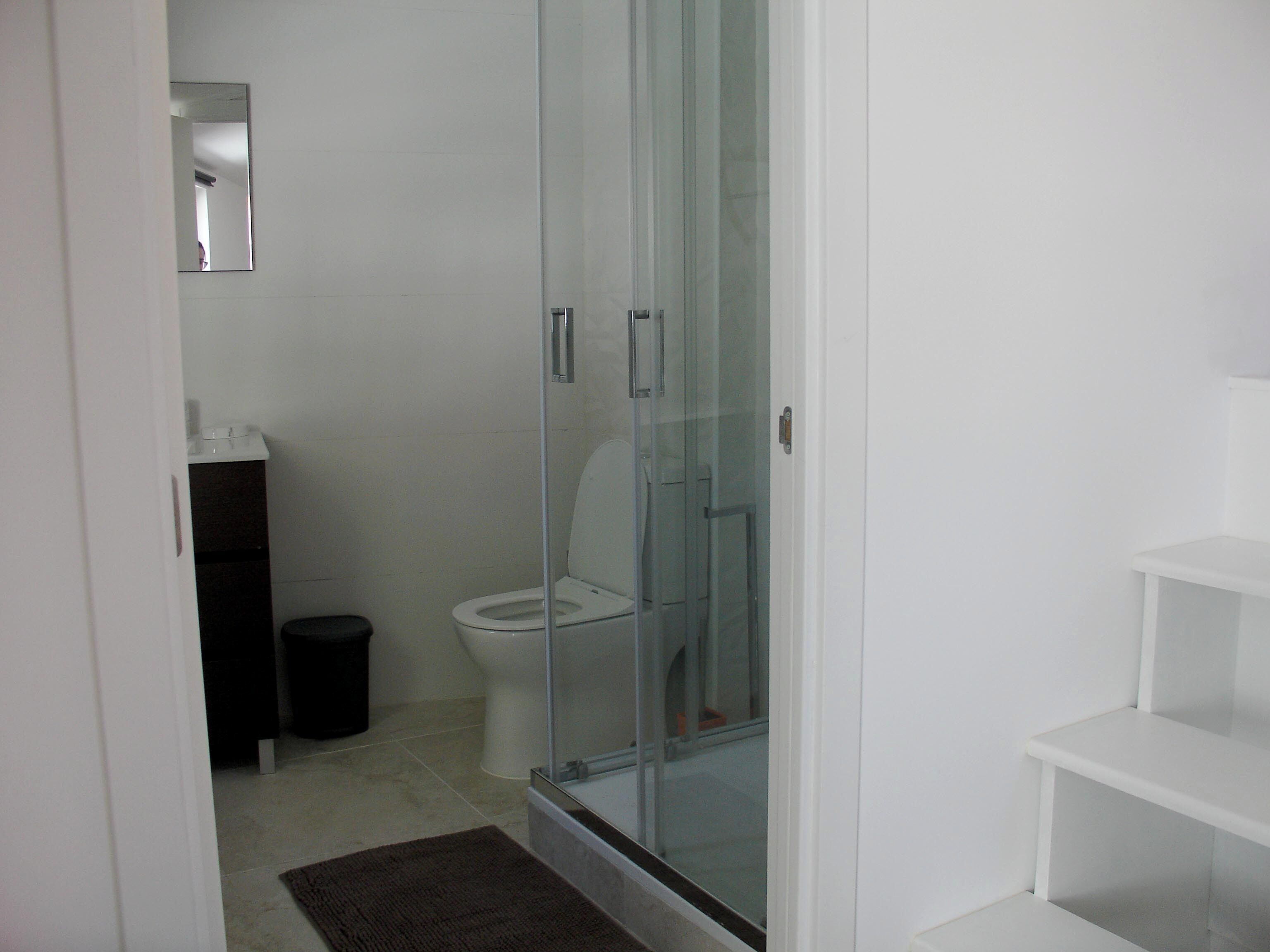 Dusj, hårføner, håndklær og såpe