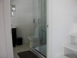 Dusche, Haartrockner, Handtücher, Seife