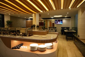 Desayuno buffet diario (INR 350 por persona)