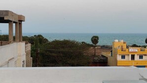 Vista costera con un edificio identificado como 
