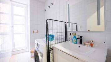 SĂšche-cheveux, serviettes fournies, savon, shampoing