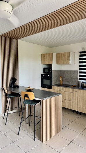 Private kitchen - Cottage Majo Lounge located in Saint Pierre in a tropical garden 5min from the sea  (Saint Pierre)