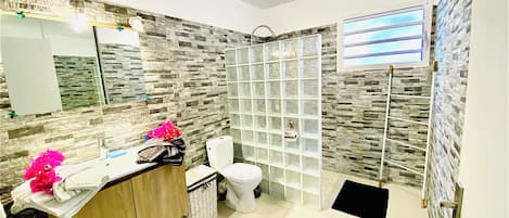 تجهيزات دش، مجففات شعر، مناشف، ورق حمّام