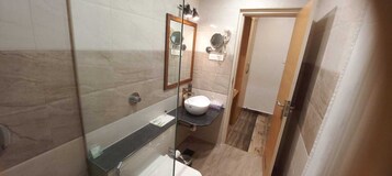 Ducha, secador de pelo, toallas, jabón