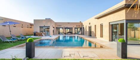 Piscina externa, piscina aquecida