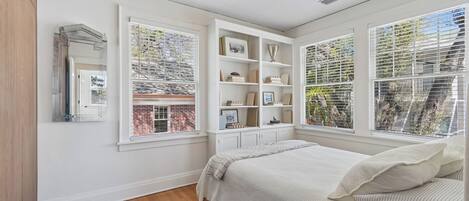 4 bedrooms, iron/ironing board, WiFi, bed sheets