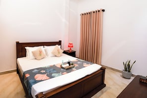 Desk, laptop workspace, free WiFi - Zara Home (Galle)