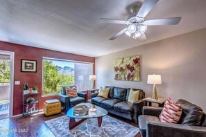 Smart TV - Breathtaking views of the Catalina and Rincon Mountains in this 2nd floor (Tucson)