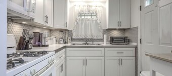 Cozy Cape Cod Cottage < 2 Mi to Beach!