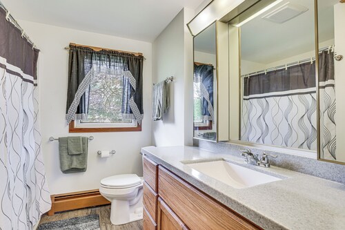 12 Mi to Castle Rock Lake: Serene New Lisbon Home!