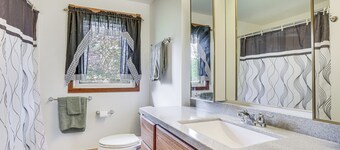 12 Mi to Castle Rock Lake: Serene New Lisbon Home!