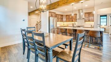 House (4 Bedrooms) | Interior