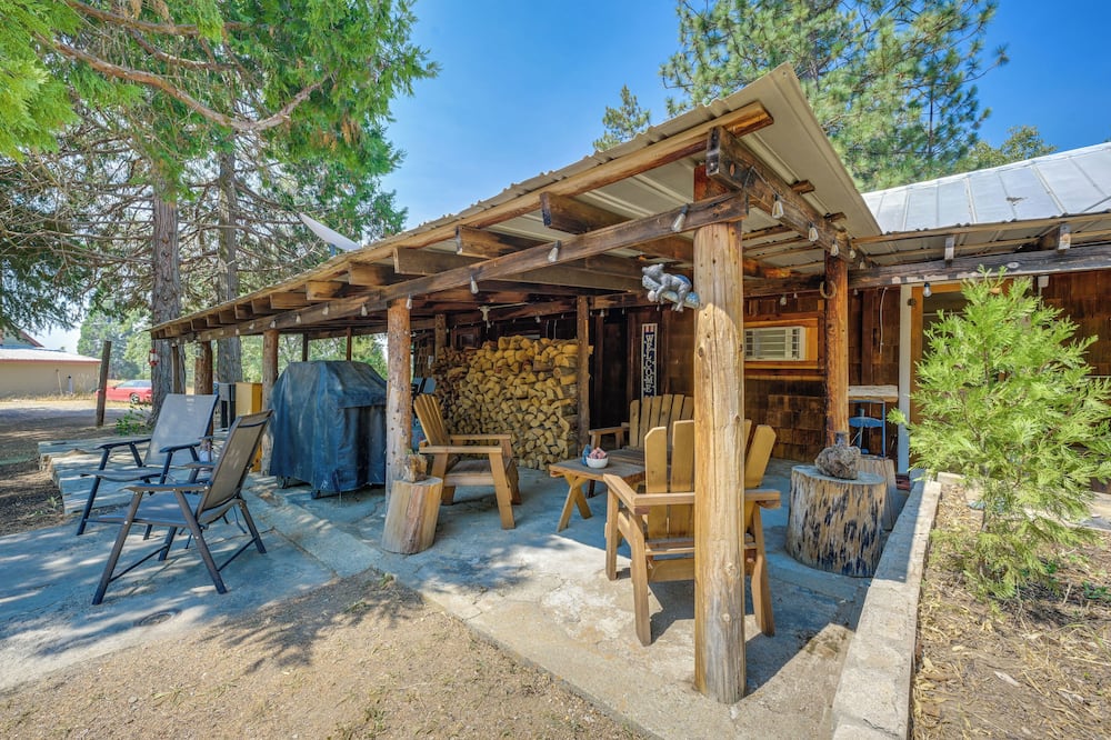 Rustic Cabin w/ Patio: 8 Mi to Kings Canyon Park - Bull Creek, CA