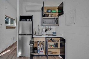 Een koelkast, een microgolfoven, een kookplaat