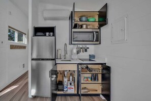 Jääkaappi, mikroaaltouuni, liesi, kahvin-/teenkeitin