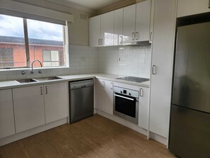 Refrigerador, microondas, horno, placa de cocina