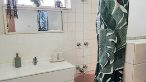 Håndklær, såpe, sjampo og toalettpapir