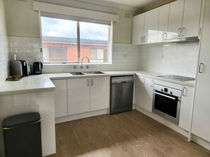 Jääkaappi, mikroaaltouuni, uuni, liesi