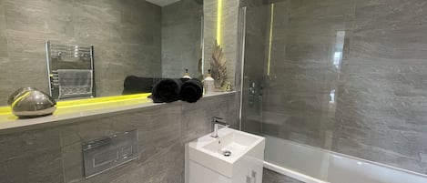 Apartment | Bathroom | Combined shower/bathtub, deep-soaking bathtub, free toiletries