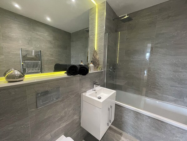 Departamento | Baño | Tina con regadera, tina profunda, amenidades de baño gratuitas 