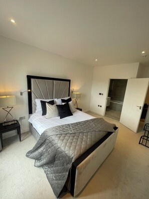 Apartment | 2 bedrooms, iron/ironing board, free WiFi, bed sheets - St Albans City Retreat - 2 Bed Apartment (St Albans)