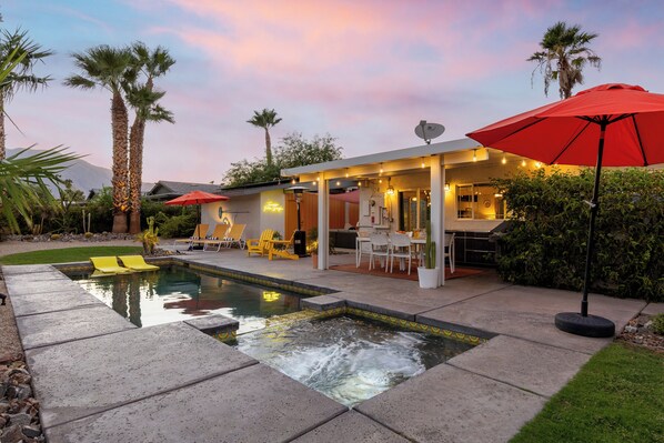 A heated pool - TramView - Charming Midcentury Poolside Retreat (Palm Springs)