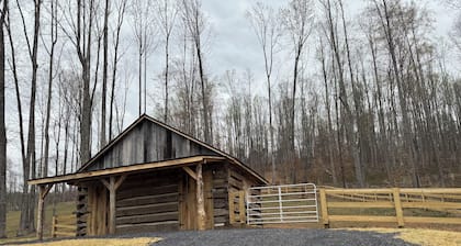 Log cabin with mountain VIEWS in Lexington! Near VA Horse Ctr, 8 mi from VMI/W&L