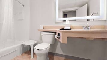 Bồn tắm, khăn tắm, xà phòng, giấy vệ sinh