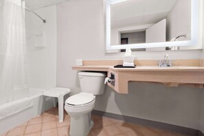 Bathtub, towels, soap, toilet paper - Suburban Studios, Kearney (Kearney)