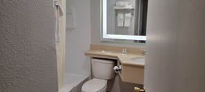 Bathtub, towels, soap, toilet paper - Suburban Studios, Kearney (Kearney)