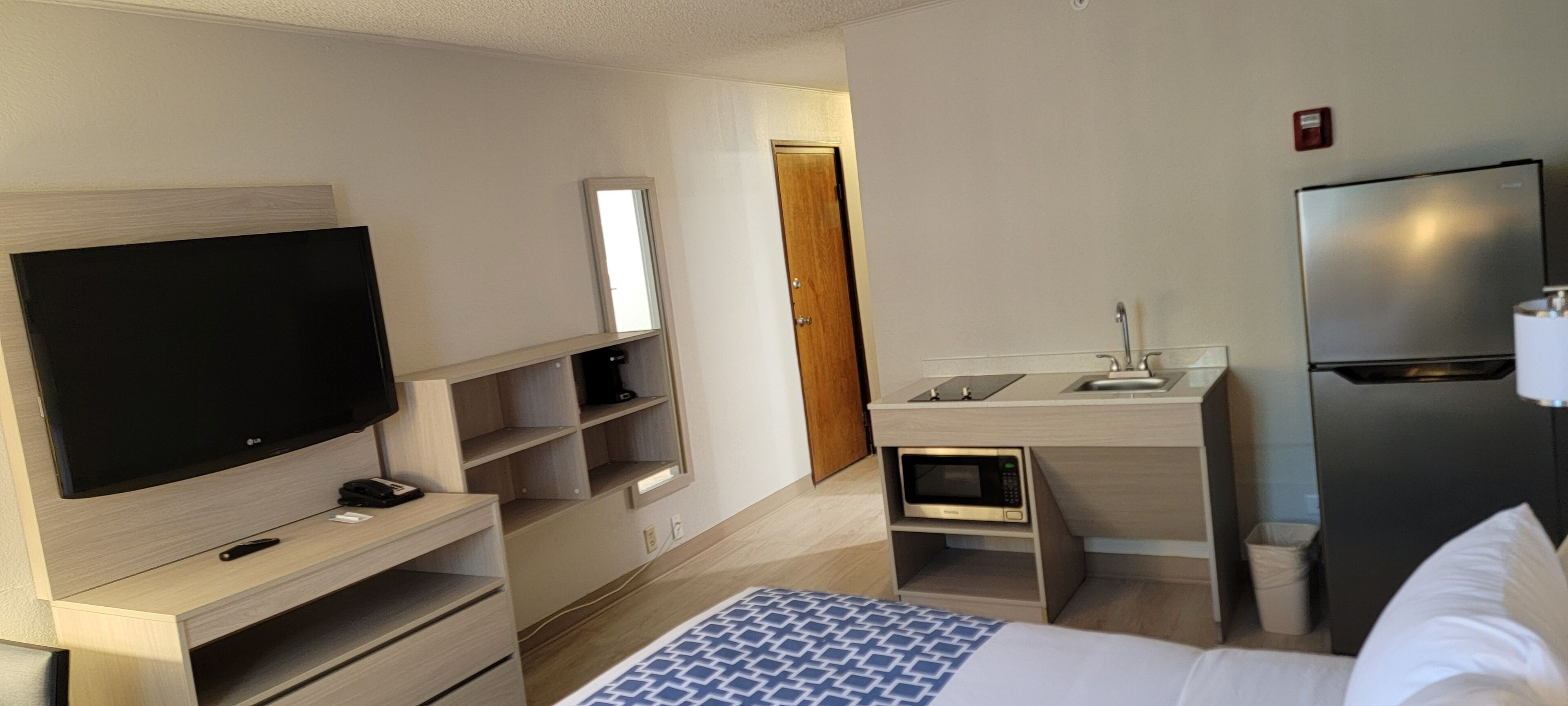 Full-size fridge, microwave, stovetop, coffee/tea maker