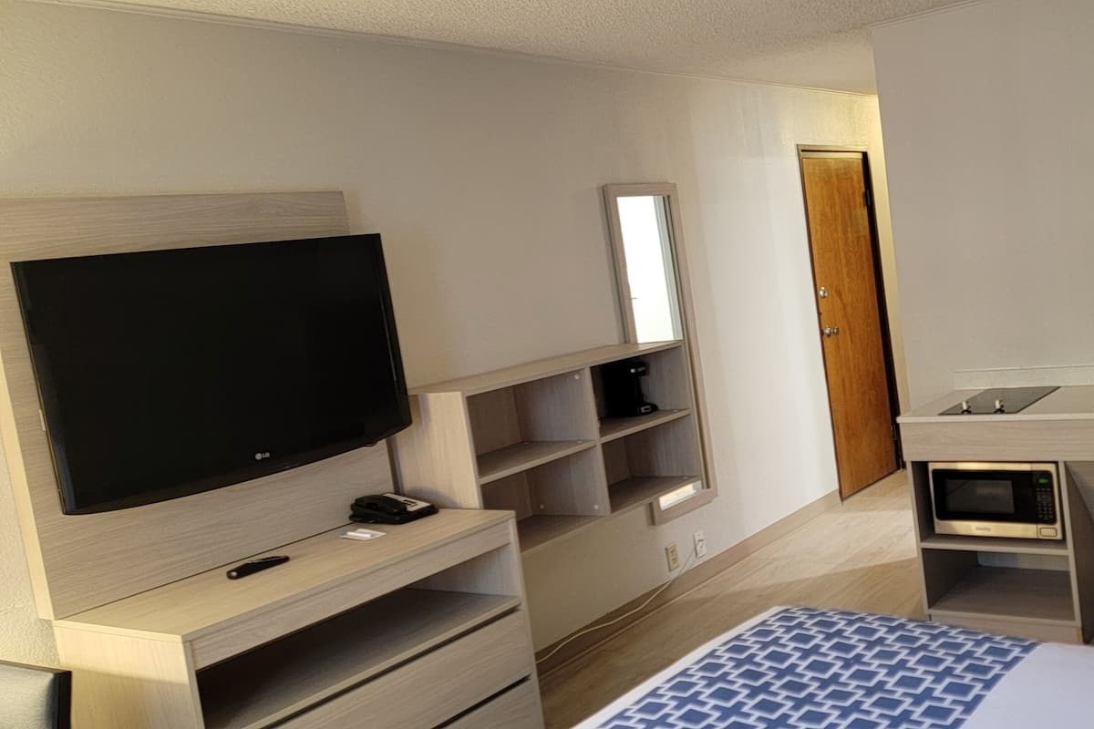 Full-size fridge, microwave, stovetop, coffee/tea maker