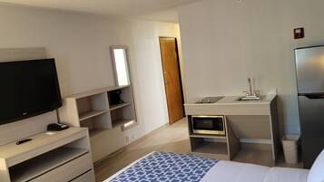 Tủ lạnh, lò vi sóng, bếp nấu, dụng cụ pha cà phê/trà