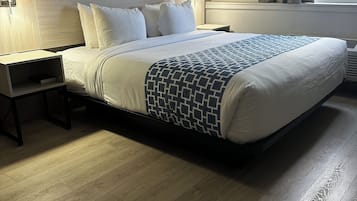 Skrivebord for bærbar PC, blendingsgardiner og wi-fi (inkludert)