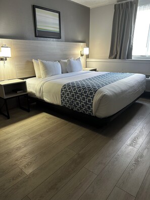 Laptopgeeigneter Arbeitsplatz, Verdunkelungsvorhänge, kostenloses WLAN